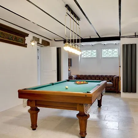 Exceptionnel Napoléonien Avec Piscine Chalet